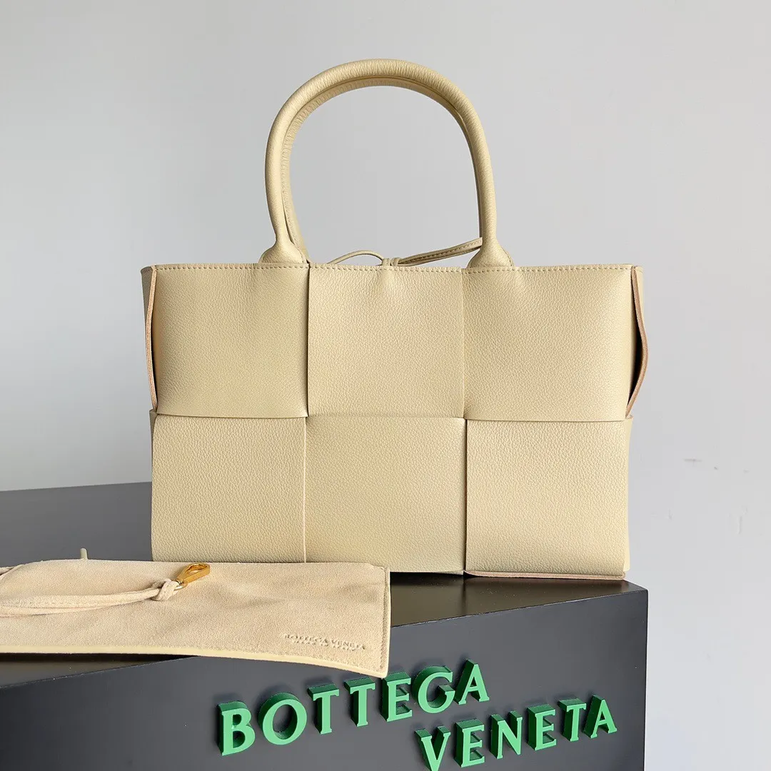 Batch 1760 medium arco pebbled grain, BottegaVeneta# official website latest pebbled grain cowhide with suede lining, SLIP tote handbag, and the logo has been changed to the side 😍The oversized woven design really makes it a huge gap from ordinary tote bags 🔗🔗Different color combinations for the inner and outer layers ⛓Daniel Lee leads the brand's DNA to continue to evolve with fresh inspiration🧬🧬showing a balanced style of luxury and reality👉: 30*20*12 Model: 9893#